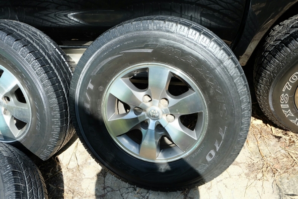 ขาย ล้อเเม็ก TOYOTA VIGO ตัวขับ 4 พร้อมยาง MAXIS 265x70xR16 6 รู ยางสวยมากปี 14 ใช้ได้อีกนาน สภาพ ไม่คด ไม่ดุ้ง ไม่ซ่อม เดิมๆ 4000 บาท