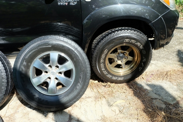 ขาย ล้อเเม็ก TOYOTA VIGO ตัวขับ 4 พร้อมยาง MAXIS 265x70xR16 6 รู ยางสวยมากปี 14 ใช้ได้อีกนาน สภาพ ไม่คด ไม่ดุ้ง ไม่ซ่อม เดิมๆ 4000 บาท ขาย ล้อเเม็ก TOYOTA VIGO ตัวขับ 4 พร้อมยาง MAXIS 265x70xR16 6 รู ยางสวยมากปี 14 ใช้ได้อีกนาน สภาพ ไม่คด ไม่ดุ้ง ไม่ซ่อม เดิมๆ 4000 บาท