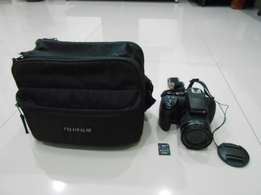 กล้อง Fuji HS25 EXR 16 MP ซูม 30 เท่า จอพับได้ เมม 4 GB กระเป๋า ส่งฟรี