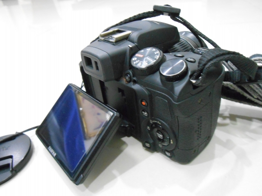 กล้อง Fuji HS25 EXR 16 MP ซูม 30 เท่า จอพับได้ เมม 4 GB กระเป๋า ส่งฟรี