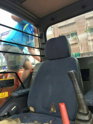 HITACHI Zx 135 ราคา 1,300,000 รถกทม