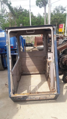 เก๋ง รถขุด komatsu pc60 รุ่น1/2 ไม่มีกระจก มีประตู กระจกบานหน้าแตก