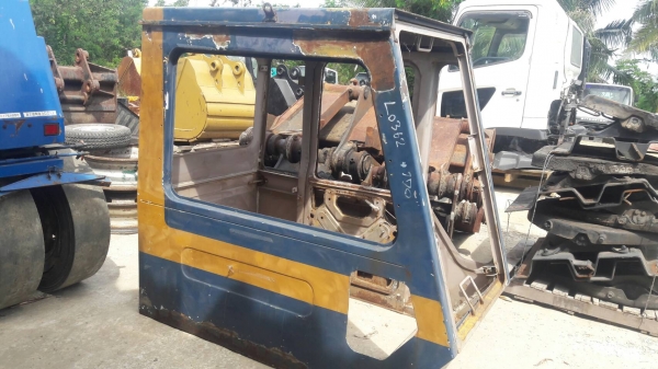 เก๋ง รถขุด komatsu pc60 รุ่น1/2 ไม่มีกระจก มีประตู กระจกบานหน้าแตก