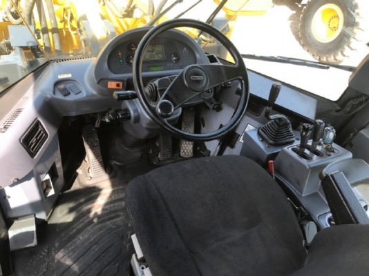 ขายรถตักล้อยาง KOMATSU WA320-5 รถนอกนำเข้าจากญี่ปุ่น สภาพสวยพร้อมใช้งาน มีVDOการทำงานครับ