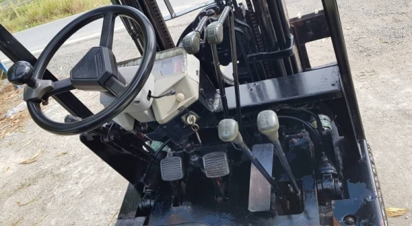 ขายด่วนรถยกKOMATSU FG18-15ยกได้2ตันยกสูง3เมตรยางตัน4เส้นยกจริงได้รถนอกเพิ่งนำเข้ามายังไม่เคยใช้งานในเมืองไทยเลย