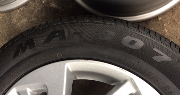 ล้อแม็ก Honda Jazz ขอบ 15 พร้อมยางป้ายแดง 175-65-15 ปี 17