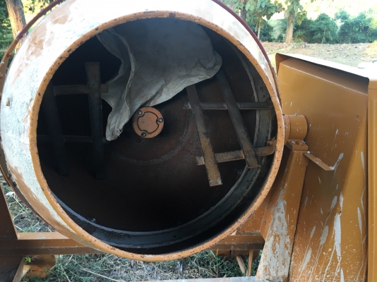 โม่ผสมปูน พร้อม Motor สภาพ 95\% โม่ผสมปูน พร้อม Motor สภาพ 95\%