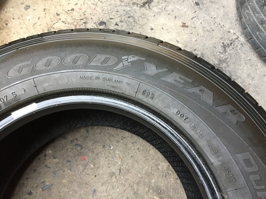 ยาง Goodyear 215-70-15 ปี 17 ครบชุด 4 เส้น 5500 สภาพสวยๆไม่บวมไม่กินข้าง ดอกยางเหลือเยอะเอาไปวิ่งกัน ยาง Goodyear 215-70-15 ปี 17 ครบชุด 4 เส้น 5500 สภาพสวยๆไม่บวมไม่กินข้าง ดอกยางเหลือเยอะเอาไปวิ่งกัน