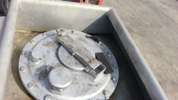 ขายถังน้ำมันอลูมิเนียมใบใหญ่ เก่าญี่ปุ่น ขนาดประมาณ 1,000 ลิตร 1.5 &times;1.9 เมตร ไฟ DC 12 V