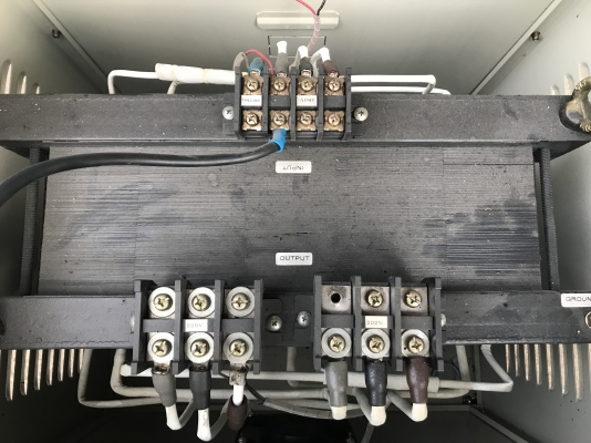 ( เหลือ 1 ตู้ครับ )ขายหม้อแปลงไฟฟ้า 20Kva ไฟเข้า 380V ไฟออก 200/220V ใช้คุมเครื่องจักรญี่ปุ่น สภาพสวยมาก พร้อมใช้งาน มี 5ตู้ครับ