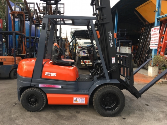 ขายรถโฟล์คลิฟท์ตักยางพาราตักทะลายปาล์ม