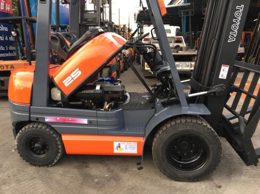 ขายรถโฟล์คลิฟท์ตักยางพาราตักทะลายปาล์ม