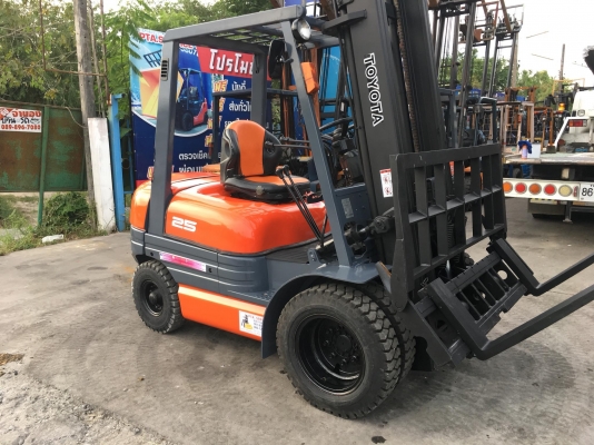 ขายรถโฟล์คลิฟท์ตักยางพาราตักทะลายปาล์ม