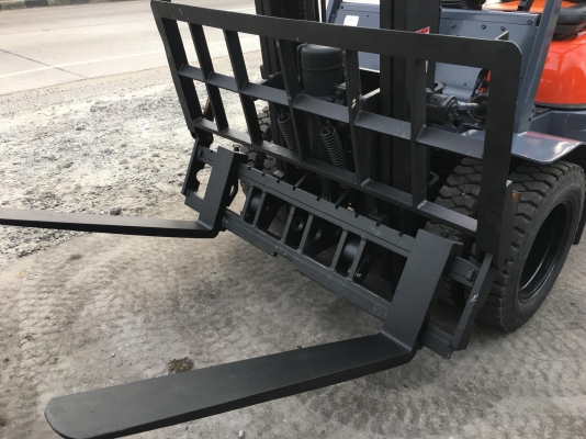 ขายรถโฟล์คลิฟท์ตักยางพาราตักทะลายปาล์ม