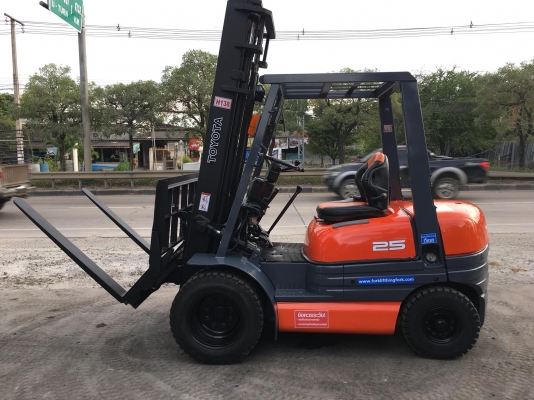 ขายรถโฟล์คลิฟท์ตักยางพาราตักทะลายปาล์ม