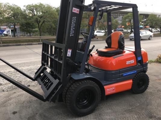 ขายรถโฟล์คลิฟท์ตักยางพาราตักทะลายปาล์ม