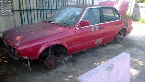 แยกชิ้นส่วนรถBMW E30.  เครื่องSR20  ฝาบอร์น