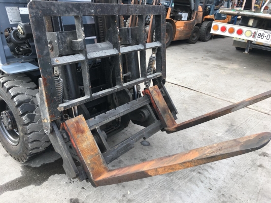 ขายรถโฟล์คลิฟท์ตักยางพาราตักทะลายปาล์ม