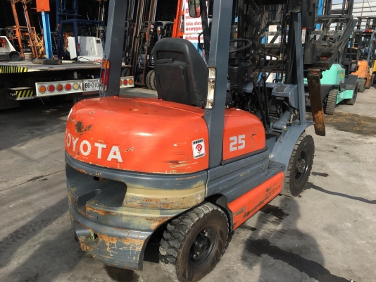 ขายรถโฟล์คลิฟท์ตักยางพาราตักทะลายปาล์ม