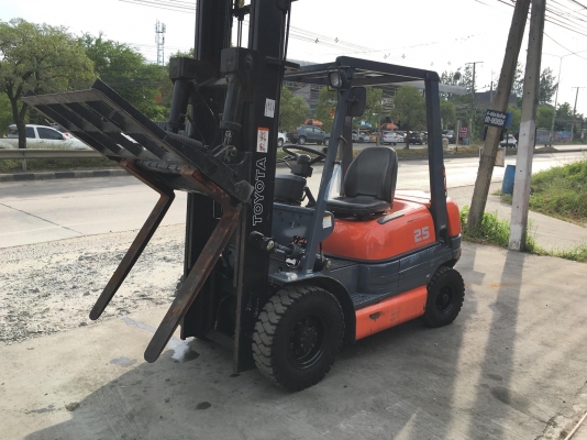 ขายรถโฟล์คลิฟท์ตักยางพาราตักทะลายปาล์ม