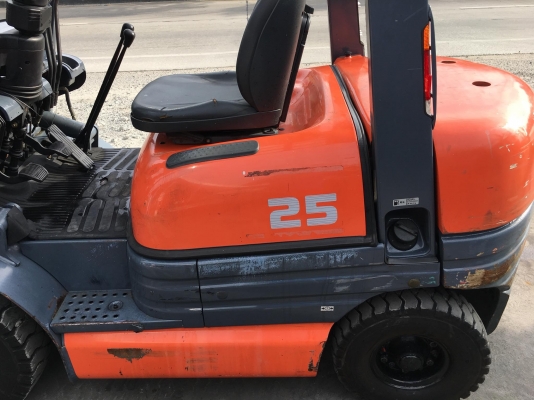 ขายรถโฟล์คลิฟท์ตักยางพาราตักทะลายปาล์ม