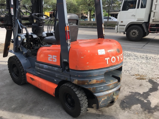 ขายรถโฟล์คลิฟท์ตักยางพาราตักทะลายปาล์ม