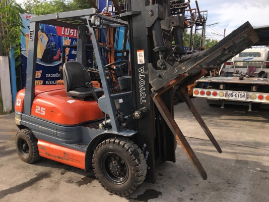 ขายรถโฟล์คลิฟท์ตักยางพาราตักทะลายปาล์ม