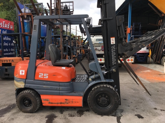 ขายรถโฟล์คลิฟท์ตักยางพาราตักทะลายปาล์ม