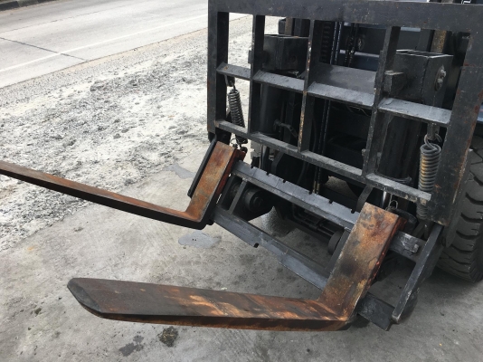 ขายรถโฟล์คลิฟท์ตักยางพาราตักทะลายปาล์ม