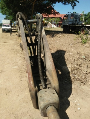 ขายหัวเจาะ TNB 14 เก่านอก  สลัก 80 มิล ซอกแขน 34 เซน ใช้สำหรับรถขุด 200 ขายราคา150,000 บาท