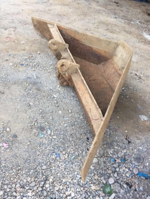 ขายตัวครีบไม้วัสดุ และบุ้งกี้ขุด ร่องน้ำ