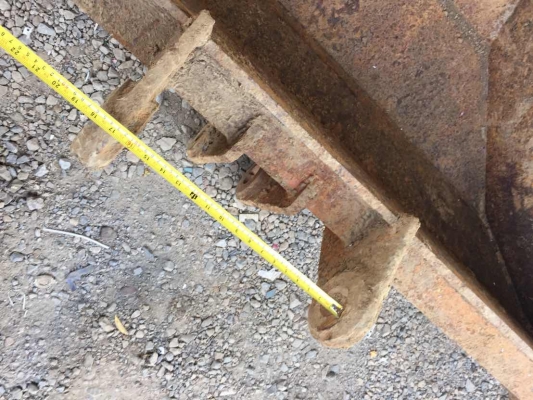 ขายตัวครีบไม้วัสดุ และบุ้งกี้ขุด ร่องน้ำ