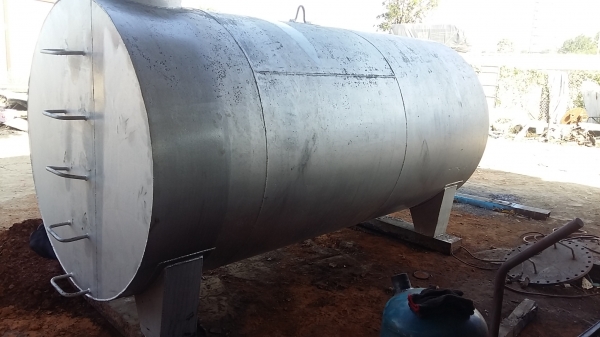 ขาย ถังน้ำ ถังน้ำมัน 5000ลิตร หนา 6มิล พร้อมทาสี ล้างข้างใน สวยค่ะ