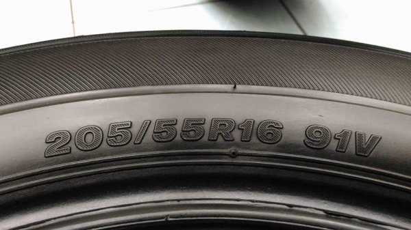 ยางเปอร์เซ็นต์คัดสภาพ Bridgestone Turanza GR100 205/55/16 ผลิตปี 2017 ยางสวย ดอกหนาๆ ไม่คลื่น ไม่กิน