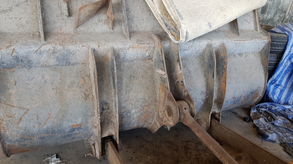 รถตักยี่ห้อโคมัสสุรุ่น 520 แบบ 2 เพลา ต่อบุ๋นกี่เรียบร้อยแล้ว ใช้งานได้ปกติ