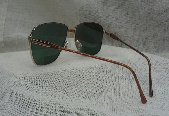 แว่นตาสุดยอดฝีมือสายพันธุ์ออสเตรียน ยุค '80s โคตรเก่าเก็บ ! บิ๊กไซซ์ 144mm Vintage VIENNALINE h แว่นตาสุดยอดฝีมือสายพันธุ์ออสเตรียน ยุค '80s โคตรเก่าเก็บ ! บิ๊กไซซ์ 144mm Vintage VIENNALINE h