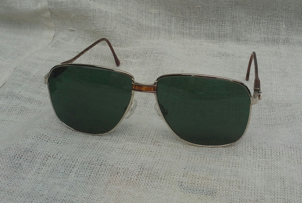 แว่นตาสุดยอดฝีมือสายพันธุ์ออสเตรียน ยุค '80s โคตรเก่าเก็บ ! บิ๊กไซซ์ 144mm Vintage VIENNALINE h แว่นตาสุดยอดฝีมือสายพันธุ์ออสเตรียน ยุค '80s โคตรเก่าเก็บ ! บิ๊กไซซ์ 144mm Vintage VIENNALINE h