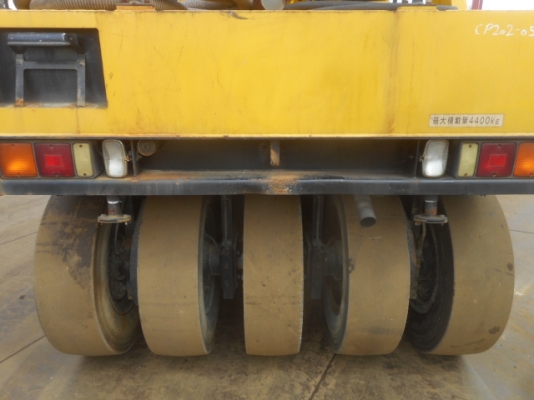 รถบด Dynapac CP202 ปี 2001 แบบ 9 ล้อ เกียร์ธรรมดา นำเข้าจากญี่ปุ่น รถบด Dynapac CP202 ปี 2001 แบบ 9 ล้อ เกียร์ธรรมดา นำเข้าจากญี่ปุ่น