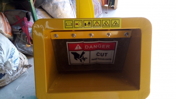 เครื่องย่อยกิ่งไม้ ของใหม่นำเข้า พร้อมเครื่องยนต์พร้อมใช้งาน เครื่องย่อยกิ่งไม้ ของใหม่นำเข้า พร้อมเครื่องยนต์พร้อมใช้งาน