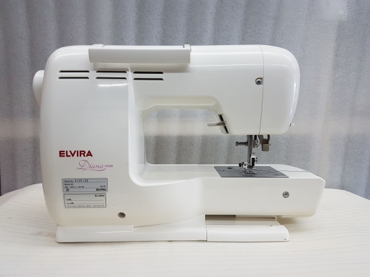 จักรเย็บลาย ELVIRA รุ่น DAINA Plus สภาพใหม่ มีอุปกรณ์ และกระเป๋า พร้อมใช้งาน
