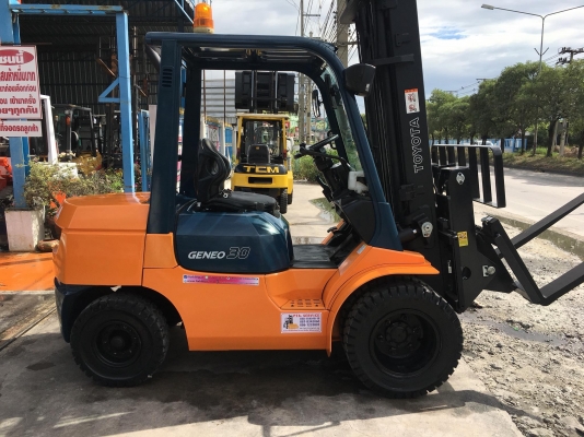 ขายรถโฟล์คลิฟท์มือสองสำหรับตักยางพาราตักยางก้อนยางถ้วยและทะลายปาล์ม