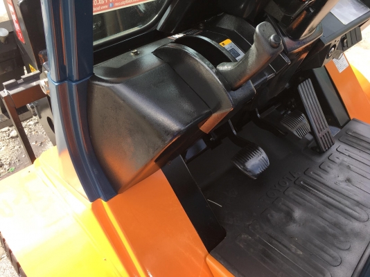 ขายรถโฟล์คลิฟท์มือสองสำหรับตักยางพาราตักยางก้อนยางถ้วยและทะลายปาล์ม