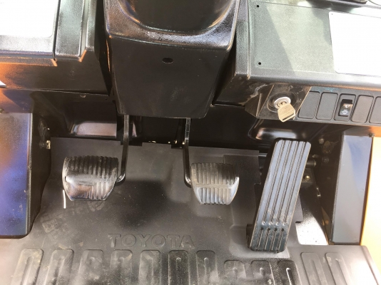 ขายรถโฟล์คลิฟท์มือสองสำหรับตักยางพาราตักยางก้อนยางถ้วยและทะลายปาล์ม