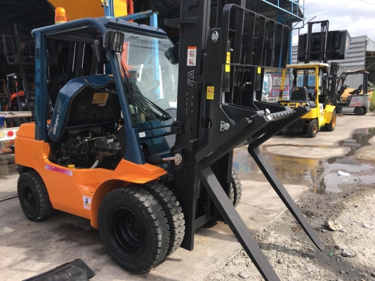 ขายรถโฟล์คลิฟท์มือสองสำหรับตักยางพาราตักยางก้อนยางถ้วยและทะลายปาล์ม