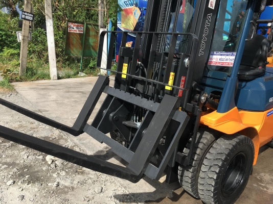 ขายรถโฟล์คลิฟท์มือสองสำหรับตักยางพาราตักยางก้อนยางถ้วยและทะลายปาล์ม
