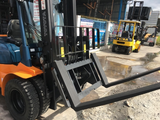 ขายรถโฟล์คลิฟท์มือสองสำหรับตักยางพาราตักยางก้อนยางถ้วยและทะลายปาล์ม