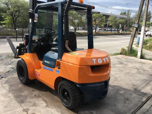 ขายรถโฟล์คลิฟท์มือสองสำหรับตักยางพาราตักยางก้อนยางถ้วยและทะลายปาล์ม