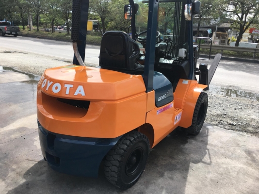 ขายรถโฟล์คลิฟท์มือสองสำหรับตักยางพาราตักยางก้อนยางถ้วยและทะลายปาล์ม