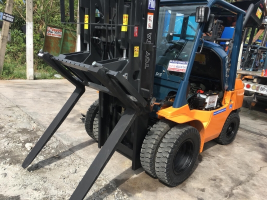 ขายรถโฟล์คลิฟท์มือสองสำหรับตักยางพาราตักยางก้อนยางถ้วยและทะลายปาล์ม