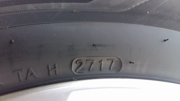 ขายล้อแม็ก hyundai h1 16"&times;6.5" พร้อมยางใหม่ปี17 สนใจติดต่อร้าน ก.เจริญการยางครับ 081-3747940